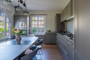 Coffee/tea maker, fridge, microwave, oven