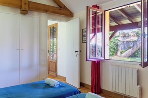 5 bedrooms, desk, iron/ironing board, travel crib