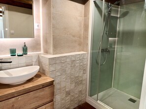 Shower, towels, soap, shampoo - Gîte Tranquille Avec Piscine Partagée (Crespin)