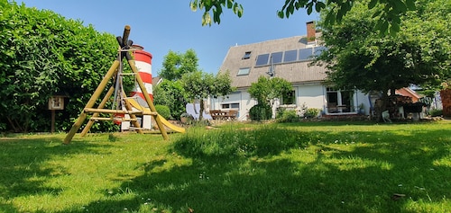 Country-style vacation home on the banks of the river Medem for up to 9 people.