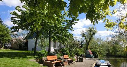 Country-style vacation home on the banks of the river Medem for up to 9 people.