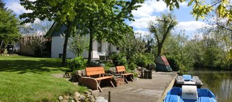Country-style vacation home on the banks of the river Medem for up to 9 people.
