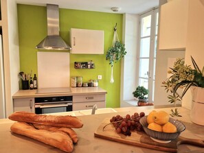 Fridge, microwave, oven, stovetop - Property for 22 pers. at the foot of the cité de Carcassonne swimming pool - free parking (Carcassonne)