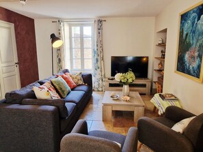 TV, DVD player, books, video library - Property for 22 pers. at the foot of the cité de Carcassonne swimming pool - free parking (Carcassonne)