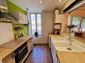 Fridge, microwave, oven, stovetop - Property for 22 pers. at the foot of the cité de Carcassonne swimming pool - free parking (Carcassonne)