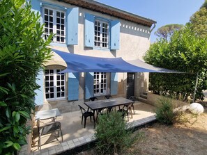 Outdoor dining - Property for 22 pers. at the foot of the cité de Carcassonne swimming pool - free parking (Carcassonne)
