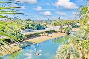 Una piscina al aire libre, una piscina climatizada