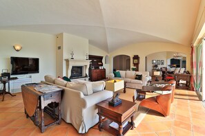 Fernseher, Kamin, DVD-Player