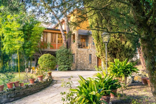 Elegant Florence Villa: Spa & Panoramic Views with Gym, Jacuzzi and Gardens