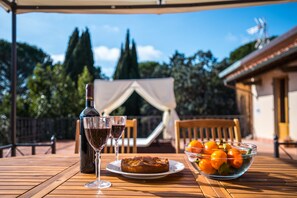 Outdoor dining - Elegant Florence Villa: Spa & Panoramic Views with Gym, Jacuzzi and Gardens (Toscana)