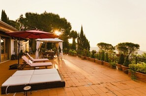 Terrace/patio - Elegant Florence Villa: Spa & Panoramic Views with Gym, Jacuzzi and Gardens (Toscana)
