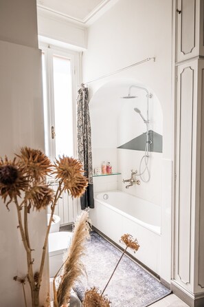 Shower, jetted bath, hair dryer, bidet - Elegant Florence Villa: Spa & Panoramic Views with Gym, Jacuzzi and Gardens (Toscana)