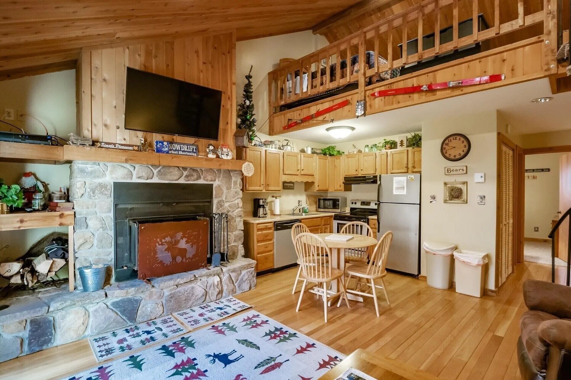 Short walk to slopes, 1BR + loft, sleeps 4