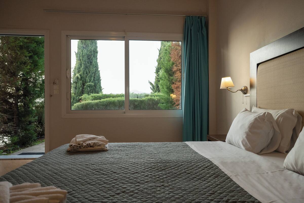 Classic Double Room Garden View | In-room safe, free WiFi, bed sheets
