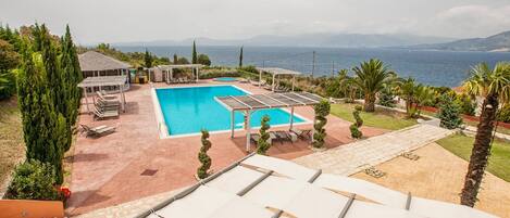 حمّام سباحة خارجي موسمي