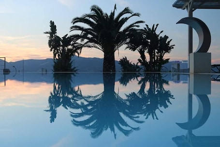 Una piscina al aire libre de temporada. Thalassa Hotel