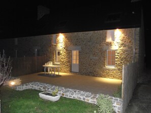 Terrace/patio - Gite Andrée, 800m from the beach in Pirou, garden, terrace, wifi, wood stove (Pirou)