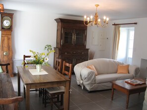 TV, fireplace, DVD player, books