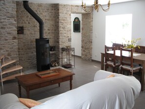 Dining - Gite Andrée, 800m from the beach in Pirou, garden, terrace, wifi, wood stove (Pirou)