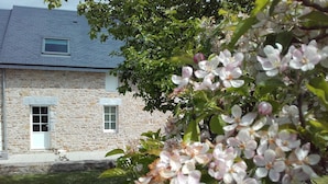 A stone building with a grey roof, two windows, and a door. - Gite Andrée, 800m from the beach in Pirou, garden, terrace, wifi, wood stove (Pirou)