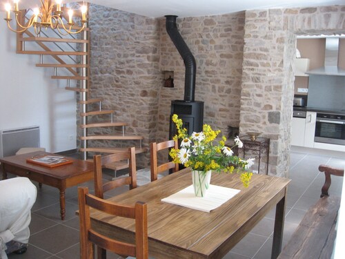 Gite Andrée, 800m from the beach in Pirou, garden, terrace, wifi, wood stove