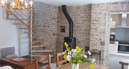 Gite Andrée, 800m from the beach in Pirou, garden, terrace, wifi, wood stove