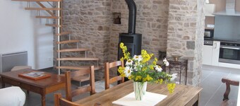 Gite Andrée, 800m from the beach in Pirou, garden, terrace, wifi, wood stove