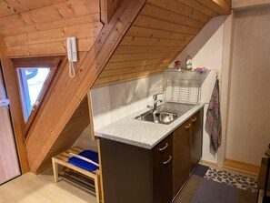 Kühlschrank, Mikrowelle, Herdplatte, Wasserkocher mit Kaffee-/Teezubehör