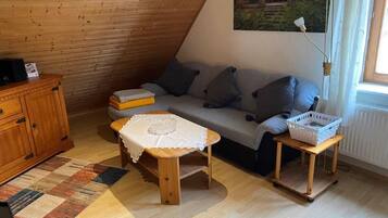 Fernseher, Kamin, Bücher, Stereoanlage