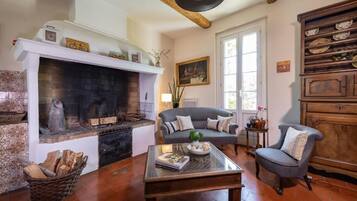 Smart-tv, een open haard en boeken