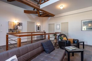 Älytelevisio, takka, kirjoja