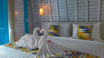 Desk, soundproofing, free WiFi, bed sheets