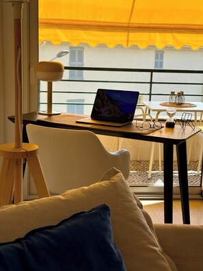 Smart TV, books - Stylish Seaview Stay in Cannes city centre, ideal for Work, Relaxation & Romance (Cannes)