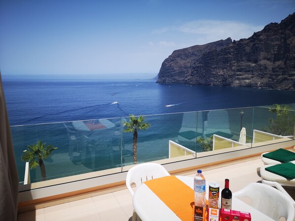 Outdoor dining - ROMANTIC RETREAT IN PRIME POSITION WITH STUNNING VIEWS TO CLIFFS, MARINA & SEA. (Santiago del Teide)