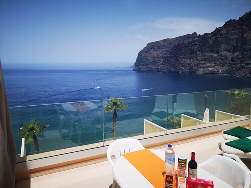 ROMANTIC RETREAT IN PRIME POSITION WITH STUNNING VIEWS TO CLIFFS, MARINA & SEA.