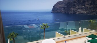 ROMANTIC RETREAT IN PRIME POSITION WITH STUNNING VIEWS TO CLIFFS, MARINA & SEA.