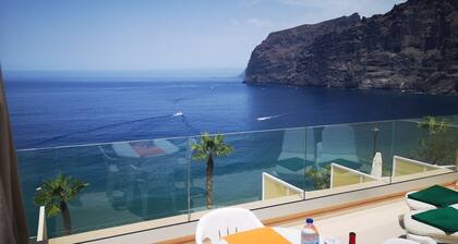 ROMANTIC RETREAT IN PRIME POSITION WITH STUNNING VIEWS TO CLIFFS, MARINA & SEA.