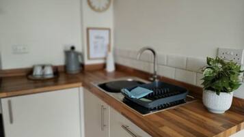 Réfrigérateur, lave-vaisselle, bouilloire électrique, grille-pain