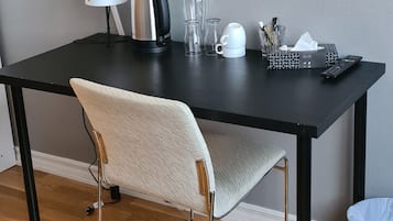 Een bureau, een laptopwerkplek, gratis wifi, beddengoed