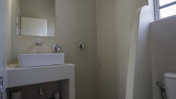 Apartemen Keluarga | Kamar mandi | Shower, pancuran hujan, pengering rambut, dan handuk