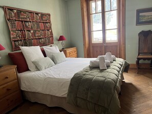 4 bedrooms, iron/ironing board, free WiFi, bed sheets