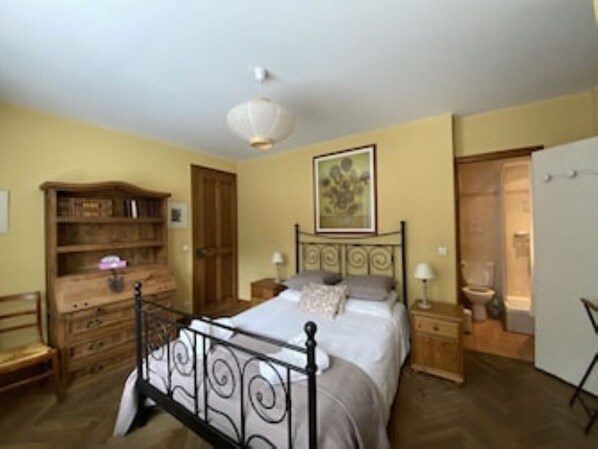 4 slaapkamers, een strijkplank/strijkijzer, gratis wifi, beddengoed