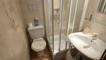 Een haardroger, handdoeken