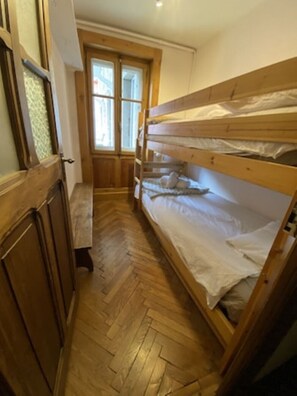 4 slaapkamers, een strijkplank/strijkijzer, gratis wifi, beddengoed