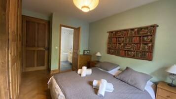 4 slaapkamers, een strijkplank/strijkijzer, gratis wifi, beddengoed