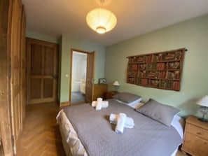 4 slaapkamers, een strijkplank/strijkijzer, gratis wifi, beddengoed