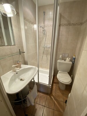 Hårføner og håndklær