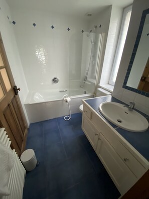 Een haardroger, handdoeken