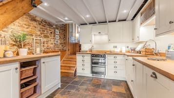 冷蔵庫、オーブン、コンロ、食器洗い機