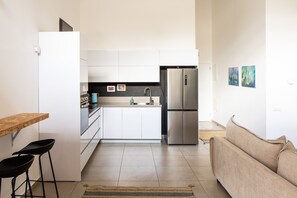 Appartement Classique | Cuisine privée | Grand réfrigérateur, micro-ondes, four, plaque de cuisson